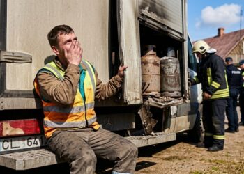 Kalvarijos savivaldybėje sprogus dujų balionui sunkvežimyje, vyras apdegė rankas ir veidą