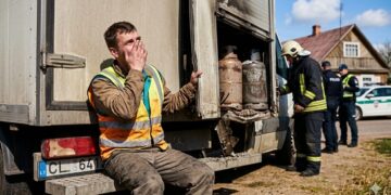 Kalvarijos savivaldybėje sprogus dujų balionui sunkvežimyje, vyras apdegė rankas ir veidą