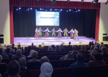 Kalvarijoje sukosi tautinių šokių sūkurys: festivalis „Kviestinis prie Šešupės“ suvienijo kartas ir pagerbė legendinę choreografę Eleonorą Ulevičienę