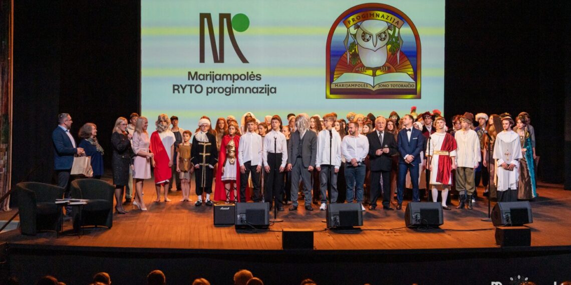 Marijampolės moksleivių projektas sujungė epochas: istorinės pamokos kultūros centro scenoje