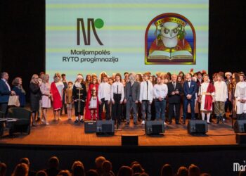 Marijampolės moksleivių projektas sujungė epochas: istorinės pamokos kultūros centro scenoje