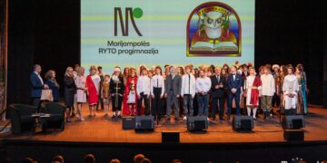 Marijampolės moksleivių projektas sujungė epochas: istorinės pamokos kultūros centro scenoje