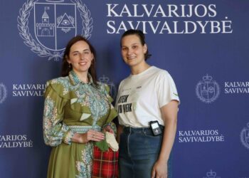 Kalvarijos savivaldybėje apsilankiusi rezidentė Vika Jaskevičiūtė įteikė dovaną naujagimiams