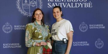 Kalvarijos savivaldybėje apsilankiusi rezidentė Vika Jaskevičiūtė įteikė dovaną naujagimiams