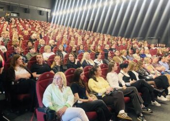 Elegancijos ir savivertės pamokos „Spindulio“ kino teatre: kai kinas tampa gilia patirtimi