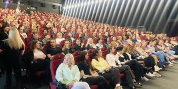 Elegancijos ir savivertės pamokos „Spindulio“ kino teatre: kai kinas tampa gilia patirtimi