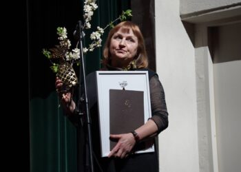 Mėgėjų teatrui „Gluosnė“ įteiktas „Aukso paukštė“ apdovanojimas