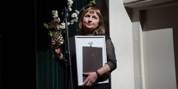 Mėgėjų teatrui „Gluosnė“ įteiktas „Aukso paukštė“ apdovanojimas