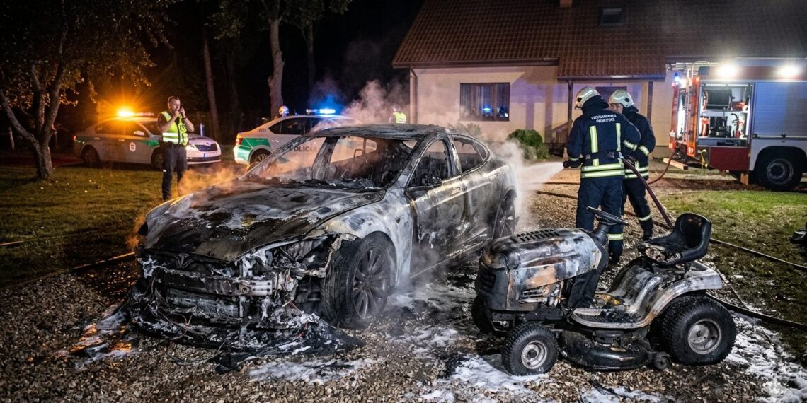 Žemojoje Panemunėje – naktinis gaisras: degė „Tesla“ ir traktoriukas-žoliapjovė