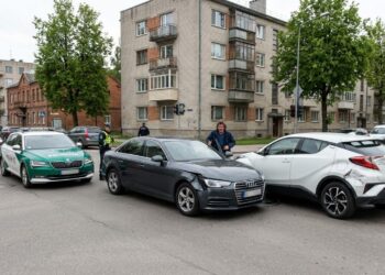 Girtas ir be teisių: Marijampolėje „Audi“ vairuotojas sukėlė avariją ir bandė pasprukti