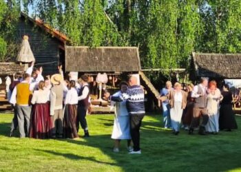 Tautkaičiuose atgijo K. Donelaičio „Metai“: gausus būrys kūrėjų sujungė tradiciją, repą ir kulinarinį paveldą / Marijampolės Kristijono Donelaičio draugijos nuotr.