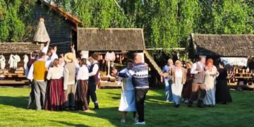 Tautkaičiuose atgijo K. Donelaičio „Metai“: gausus būrys kūrėjų sujungė tradiciją, repą ir kulinarinį paveldą / Marijampolės Kristijono Donelaičio draugijos nuotr.
