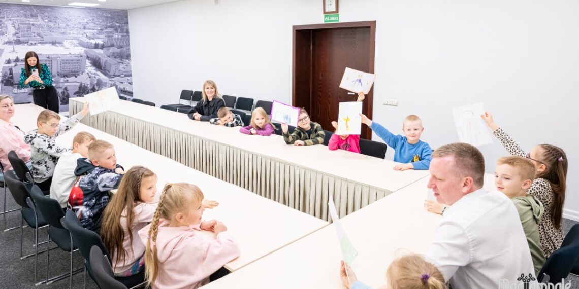Vaikų juokas savivaldybės koridoriuose: meras priėmė jaunuosius svečius
