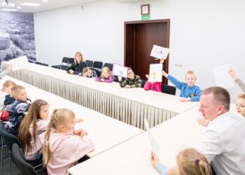 Vaikų juokas savivaldybės koridoriuose: meras priėmė jaunuosius svečius