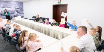 Vaikų juokas savivaldybės koridoriuose: meras priėmė jaunuosius svečius