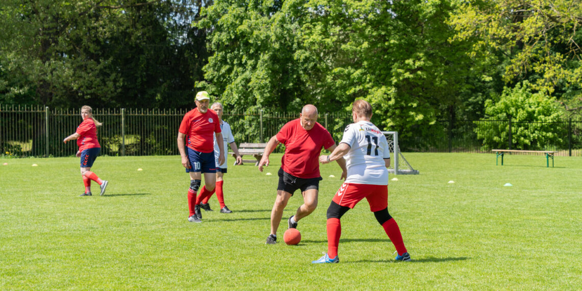 Azartas be greičio: Marijampolę supurtė futbolo vaikščiojant turnyras