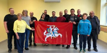 Kalvarijos savivaldybės meras Nerijus Šidlauskas Vyčio vėliavas įteikė Mockų kaimo Klevų gatvės gyventojams