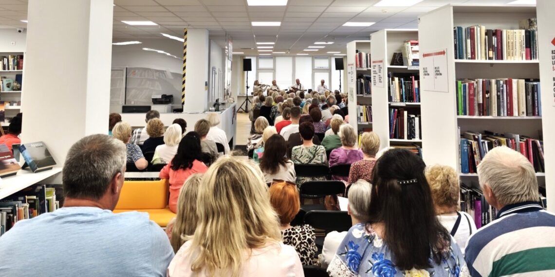 Koncertinė programa „Gyvenimo melodijos" Draugystės bibliotekoje subūrė gausų būrį klausytojų