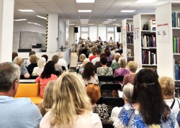 Koncertinė programa „Gyvenimo melodijos" Draugystės bibliotekoje subūrė gausų būrį klausytojų