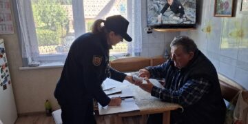 Gaisrų prevencija prasideda namuose: Kazlų Rūdoje surengta akcija „Padėk artimui“