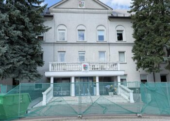 Šakių rajono savivaldybės administracijos pastate – laiptų remonto darbai: keičiasi patekimas į vidų