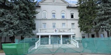 Šakių rajono savivaldybės administracijos pastate – laiptų remonto darbai: keičiasi patekimas į vidų