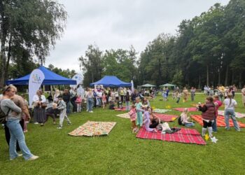 Šakių J. Lingio parke nuvilnijo Globėjų dienai skirtas renginys „Pokalbiai po atviru dangumi“