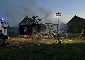Nelaimė Mockų kaime: atvira liepsna degęs namas sudegė visiškai, dūmų detektoriaus viduje nebuvo