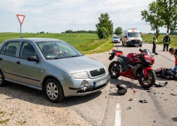 Vilkaviškio rajone susidūrė „Škoda“ ir motociklas „Honda“ – jauna vairuotoja išvežta į Kauno klinikas