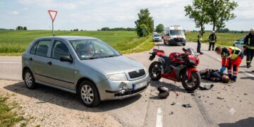 Vilkaviškio rajone susidūrė „Škoda“ ir motociklas „Honda“ – jauna vairuotoja išvežta į Kauno klinikas