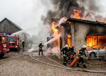Atvira liepsna pleškėjo garažas: viduje sudegė „BMW“, o ugniagesiams teko skubiai nešti dujų balioną