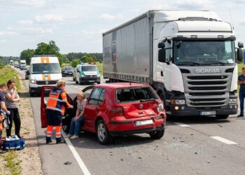 Nelaimė kelyje Kaliningradas–Marijampolė: po sunkvežimio smūgio į „VW Golf“ galą – sužeista moteris