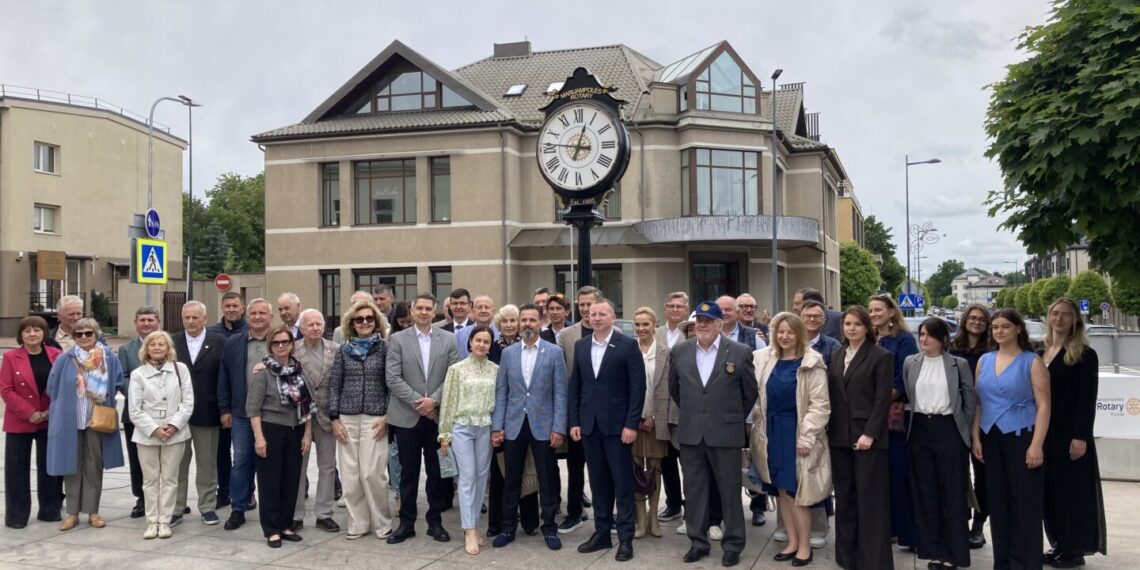 Marijampolės „Rotary“ klubas 30-mečio proga miestui padovanojo išskirtinį laikrodį