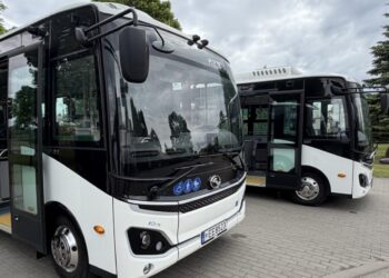 Istorinis įvykis Kazlų Rūdoje: grįžta autobusų parkas, o kelionės naujais elektrobusais bus nemokamos