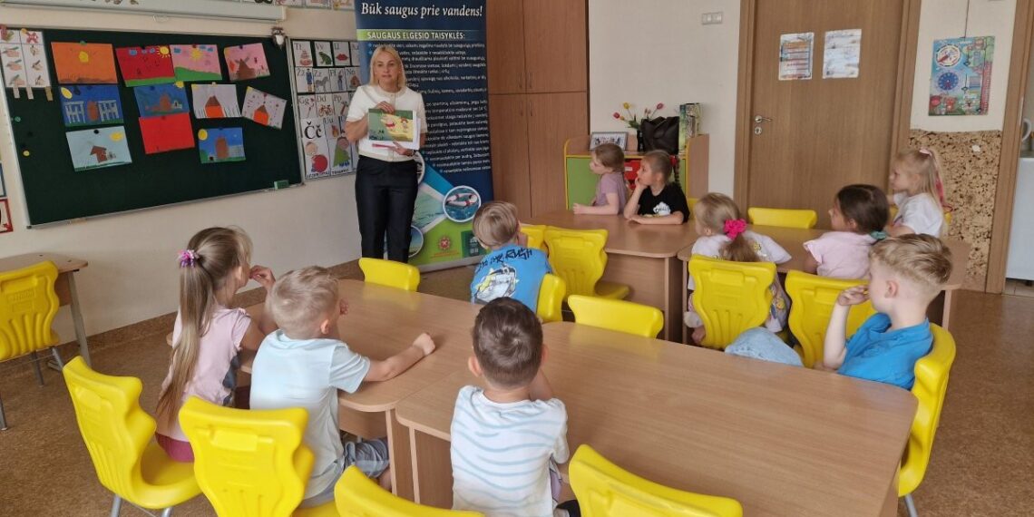 Vasarą pasitinka saugiai: Kazlų Rūdos pradinukai sužinojo, kaip elgtis prie vandens