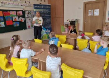 Vasarą pasitinka saugiai: Kazlų Rūdos pradinukai sužinojo, kaip elgtis prie vandens