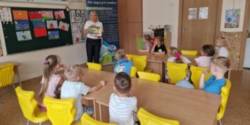Vasarą pasitinka saugiai: Kazlų Rūdos pradinukai sužinojo, kaip elgtis prie vandens