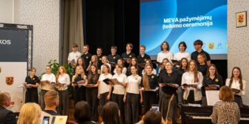 Nauja lyderių karta: MEVA absolventams įteikti baigiamieji pažymėjimai