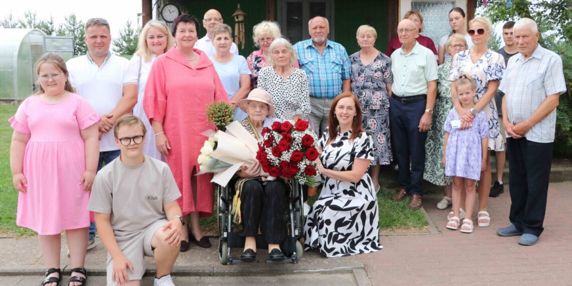 Gulbiniškiuose pasveikinta garbinga 100 metų jubiliejų švenčianti Marytė Barkevičienė