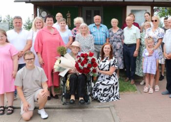 Gulbiniškiuose pasveikinta garbinga 100 metų jubiliejų švenčianti Marytė Barkevičienė