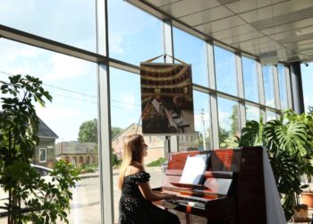 Kalvarijos autobusų stotyje apsigyveno miestui dovanotas pianinas