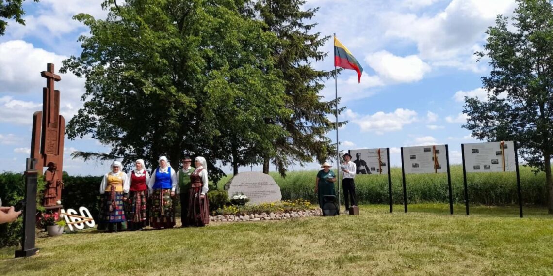 Šakių krašte įvyko „Šventinės santalkos“ – pristatyti nauji informaciniai stendai, skirti Vasario 16-osios akto signatarams