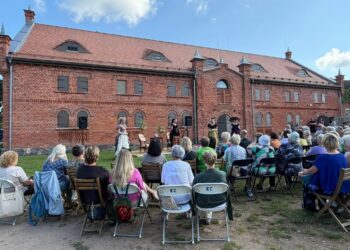 Kidulių dvare atidaryta paroda „Viktorijos laikų mada: krinolinai“