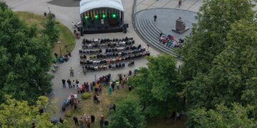 Vilkaviškiečiai vieningai giedojo „Tautišką giesmę“: dr. Jono Basanavičiaus aikštė skambėjo nuo balsų gausos