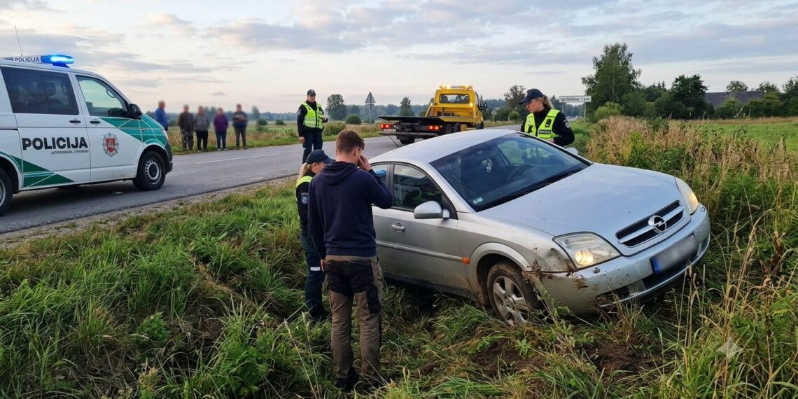 Rytinis „nuotykis“ Igliškėliuose: 1,60 promilės įpūtęs vairuotojas ne tik neturėjo teisių, bet ir atsidūrė griovyje
