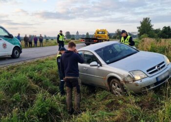 Rytinis „nuotykis“ Igliškėliuose: 1,60 promilės įpūtęs vairuotojas ne tik neturėjo teisių, bet ir atsidūrė griovyje