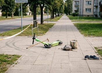 Nelaimė Kazlų Rūdoje: nepilnametės vairuojama elektrinė mikrojudumo priemonė sužalojo senjorą