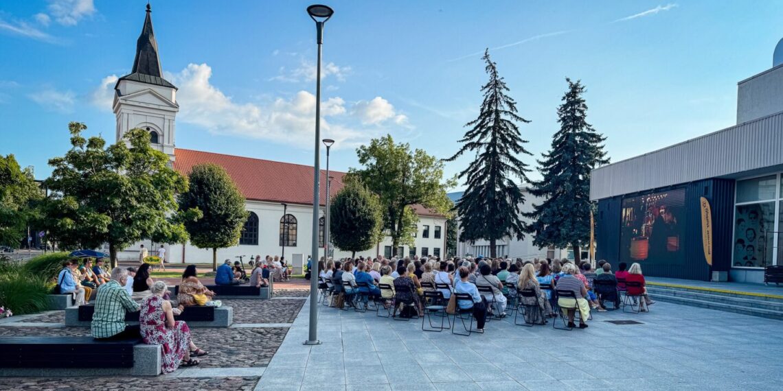 Marijampolėje po atviru dangumi sužibo filmas „Svečias“