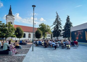 Marijampolėje po atviru dangumi sužibo filmas „Svečias“