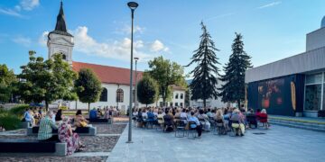 Marijampolėje po atviru dangumi sužibo filmas „Svečias“